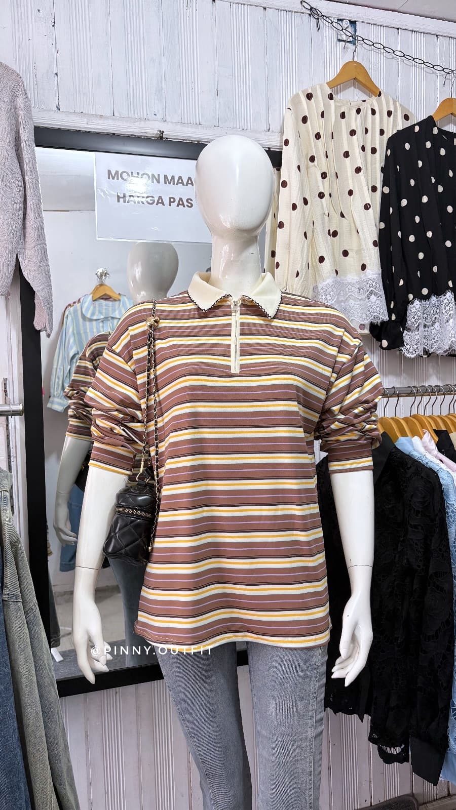 Kaos Salur Kerah Ukiran — Coklat