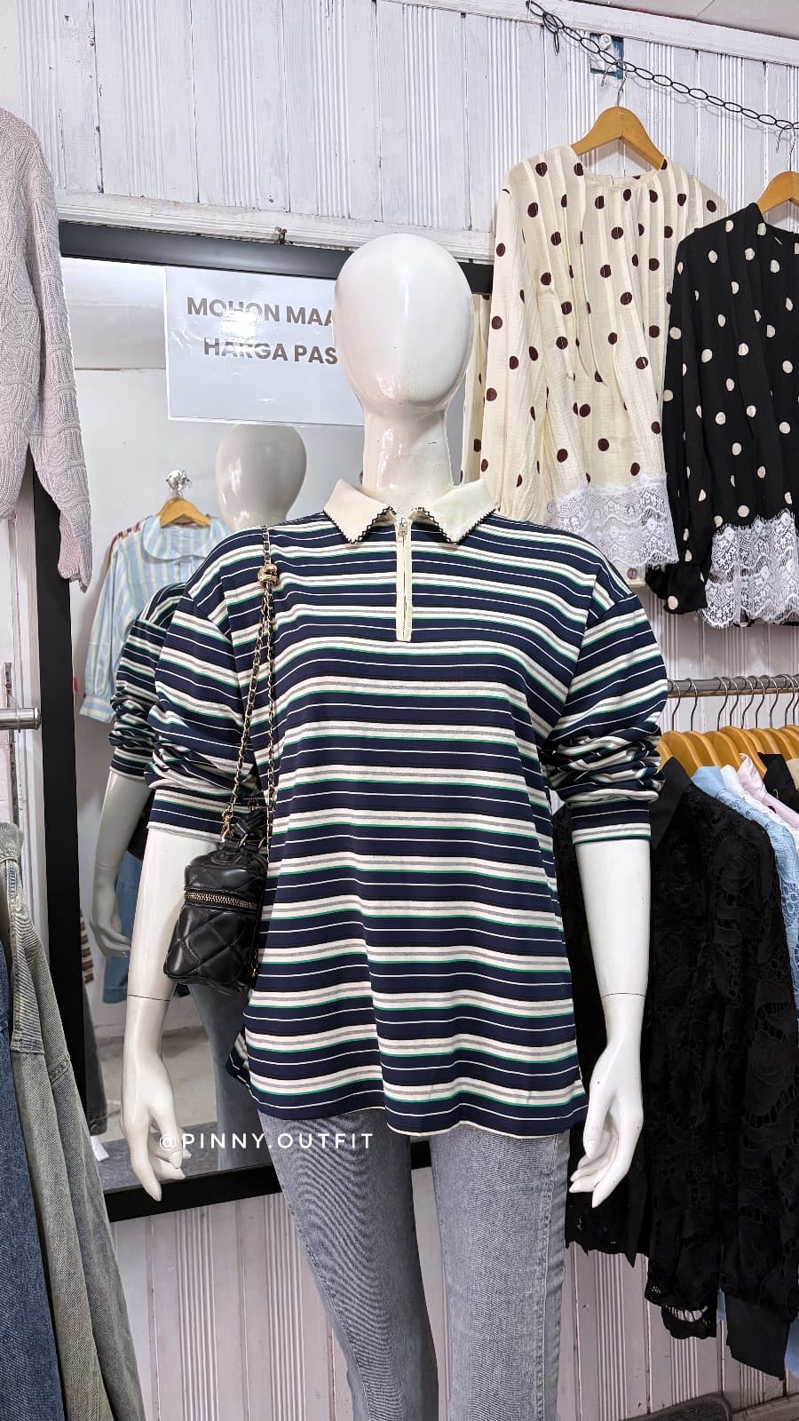 Kaos Salur Kerah Ukiran — Navy