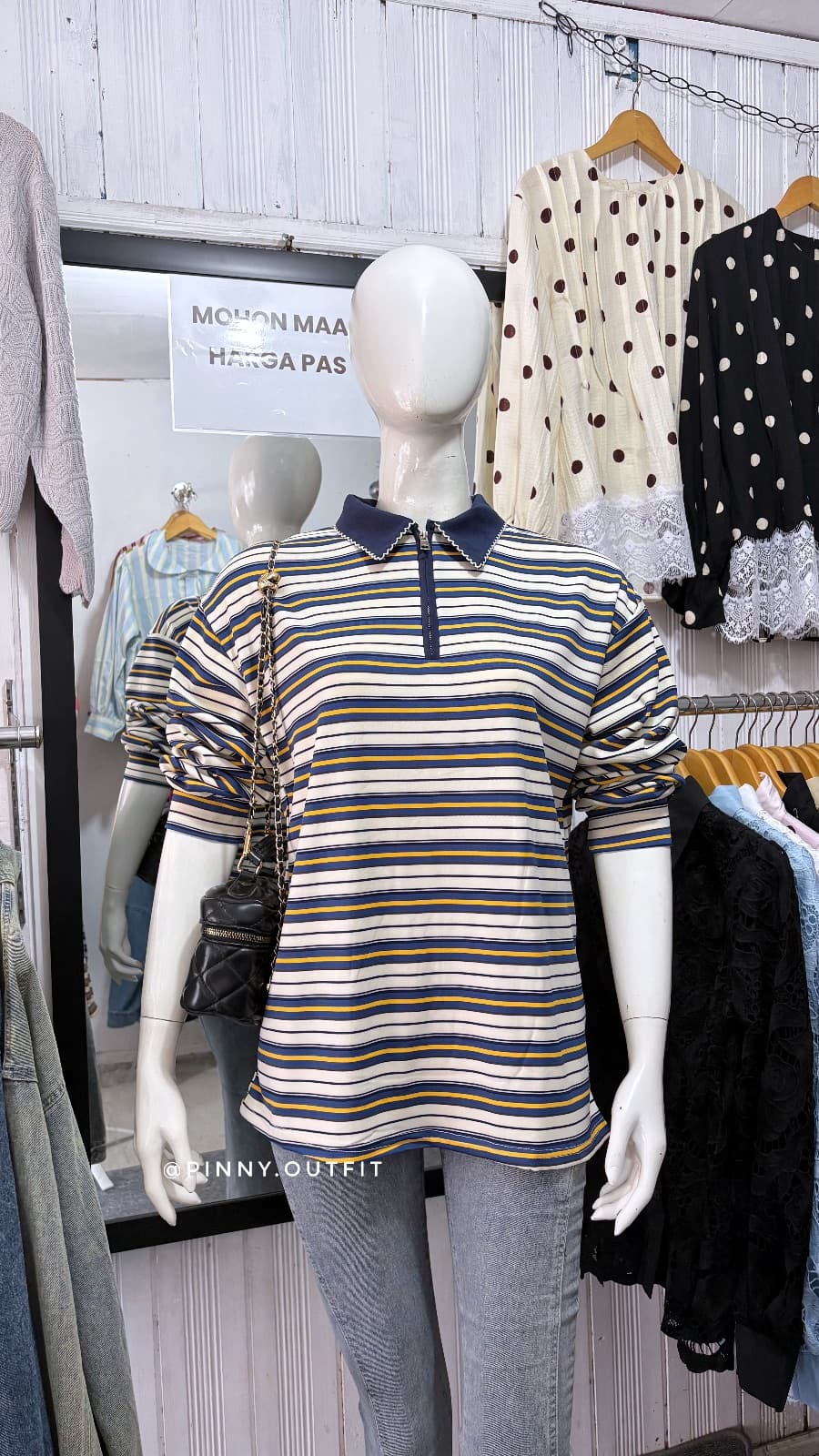Kaos Salur Kerah Ukiran — Biru
