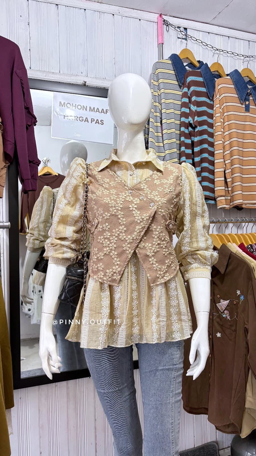 Blouse Vest Motif Bunga Timbul — Cream